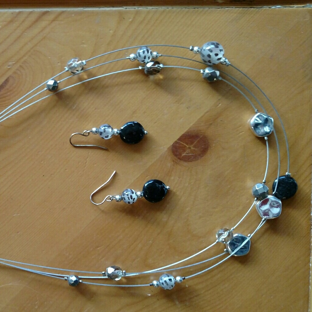 Necklace/earrings set